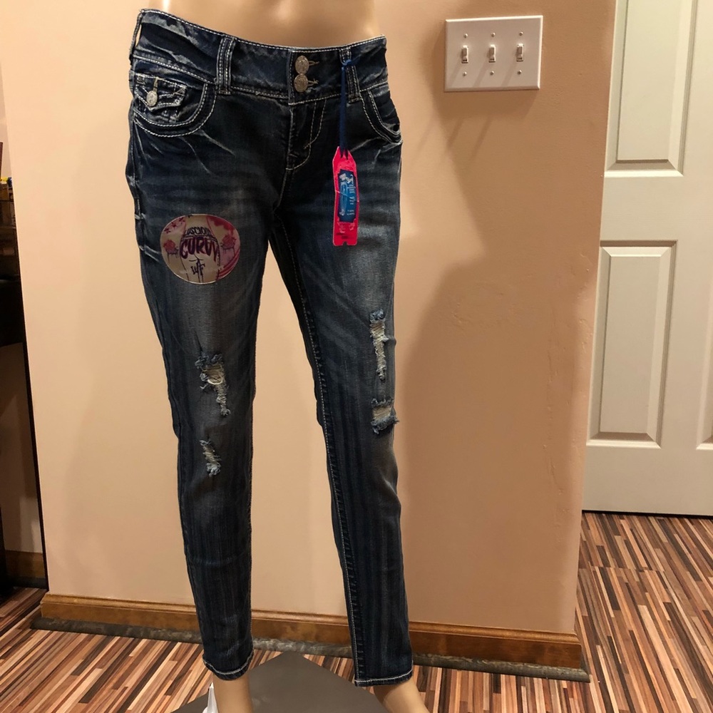 NWT Wallflower Luscious Curvy Destroyed Skinny’s 5